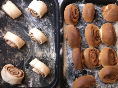 Evde tarçın ile buns hazırlanması. Tablo iki fırın yaprak vardır. Bir hazır buns, ham ile diğer ile.