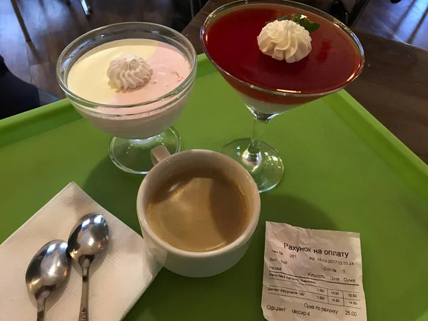 Cafe ve smartphone tipler tablosunda oturan kız. yakın: masada kahve. sandalyenin üstünde onun sırt çantam.