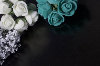 Kutlamalar için süsler. Bir buket yapay çiçek beyaz köpük plastik, gül bej ve Zümrüt renkler. Çerçevenin sol köşesinde bulunan.