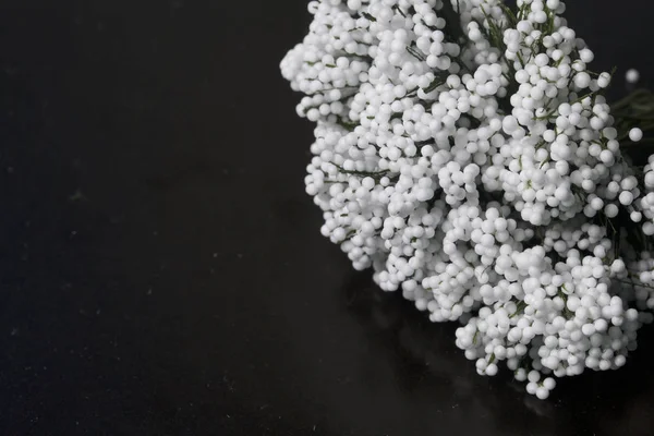 Schmuck für Feiern. Strauß künstlicher Blumen aus weißem Schaum. befindet sich in der rechten Ecke des Rahmens. — Stockfoto