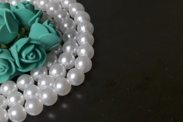 Ornamentos para celebrações. Buquê de rosas artificiais cor esmeralda. Emoldurado com uma série de pérolas . — Fotografia de Stock