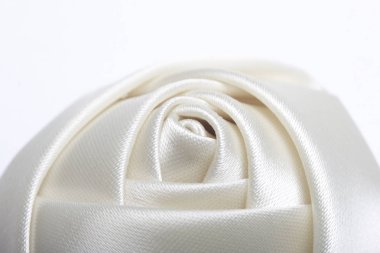 Ev yapımı gül beyaz saten. Beyaz bir arka plan üzerinde.