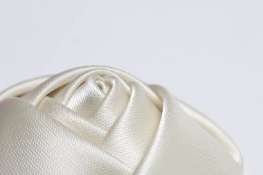 Ev yapımı gül beyaz saten. Beyaz bir arka plan üzerinde.