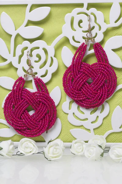 Orecchini femminili di colore corallo. Fatto a mano di perline. Rose artificiali sono beige per la decorazione . — Foto Stock