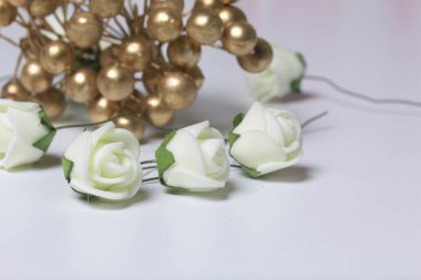 Kutlamalar için süsler. Yapay çiçek bir buket. Gül beyaz bir arka plan üzerinde bej.