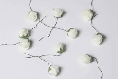 Kutlamalar için süsler. Yapay çiçek bir buket. Gül beyaz bir arka plan üzerinde bej.