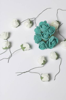 Kutlamalar için süsler. Yapay çiçek bir buket. Bej ve Zümrüt renkleri yükseldi. Beyaz bir arka plan üzerinde.