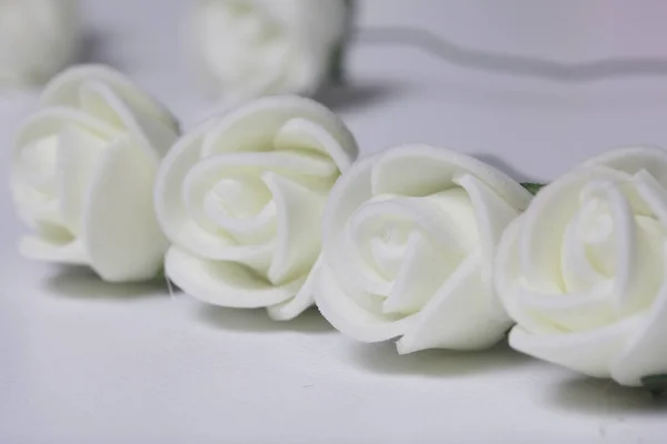 Adornos para celebraciones. Un ramo de flores artificiales. Rosas beige sobre fondo blanco . — Foto de Stock