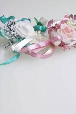 Gelin ve damat için düğün yaka çiçeği. Beyaz bir arka plan üzerinde.