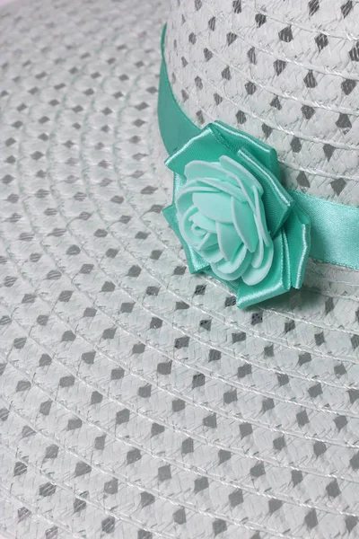 Geniş ekledi kadın şapkası ışıktır yeşil, şerit ve ev yapımı çiçek ile dekore edilmiştir. Yapay çiçek gül şeklinde.