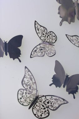 Beyaz yüzey dekorasyon folyo kesmek kelebeklerin yaptı yalan.