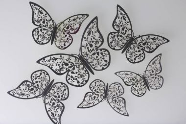 Beyaz yüzey dekorasyon folyo kesmek kelebeklerin yaptı yalan.