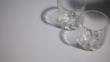 Bir adam bir kokteyl pelin hazırlar.