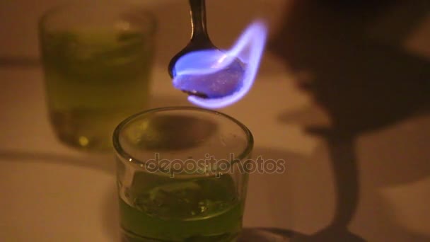 Muž připraví koktejl absintu. — Stock video