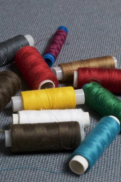 Spoelen van wol van verschillende kleuren op een grijze achtergrond geweven — Stockfoto