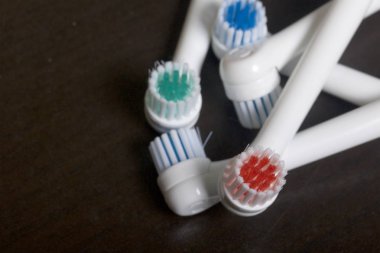 Elektrikli diş fırçası için püskürtme uçlarını. Karanlık bir yüzey üzerinde yalan.