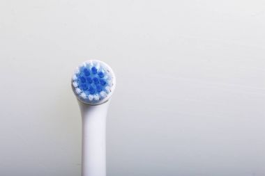 Elektrikli diş fırçası için püskürtme uçlarını. Beyaz bir arka plan üzerinde.