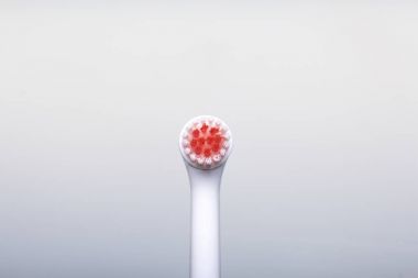 Elektrikli diş fırçası için püskürtme uçlarını. Beyaz bir arka plan üzerinde.