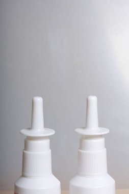 Burun spreyi yüzeyde hazır. Beyaz bir arka plan üzerinde.