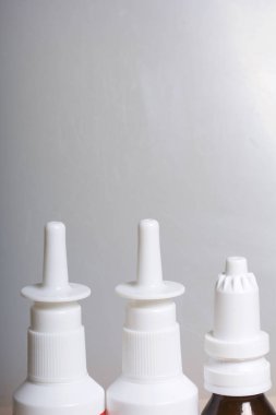 Burun damlaları ve sprey yüzeyde stand. Beyaz bir arka plan üzerinde.