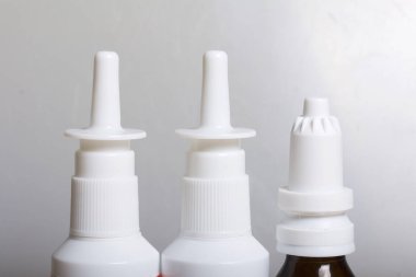 Burun damlaları ve sprey yüzeyde stand. Beyaz bir arka plan üzerinde.