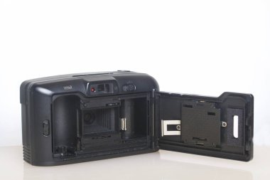 Eski yarı otomatik fotoğraf makinesi. Açık bir arka kapak ile. Beyaz bir yüzeye yatıyor. Yukarıdan görüntülemek.