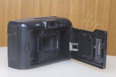 Eski yarı otomatik fotoğraf makinesi. Açık bir arka kapak ile. Beyaz bir yüzeye yatıyor. Yukarıdan görüntülemek.