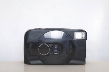 Eski yarı otomatik fotoğraf makinesi. Beyaz bir yüzeye yatıyor. Yukarıdan görüntülemek.