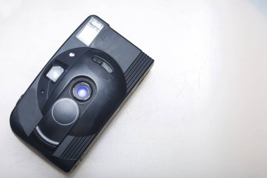 Eski yarı otomatik fotoğraf makinesi. Beyaz bir yüzeye yatıyor. Yukarıdan görüntülemek.