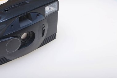 Eski yarı otomatik fotoğraf makinesi. Beyaz bir yüzeye yatıyor. Yukarıdan görüntülemek.