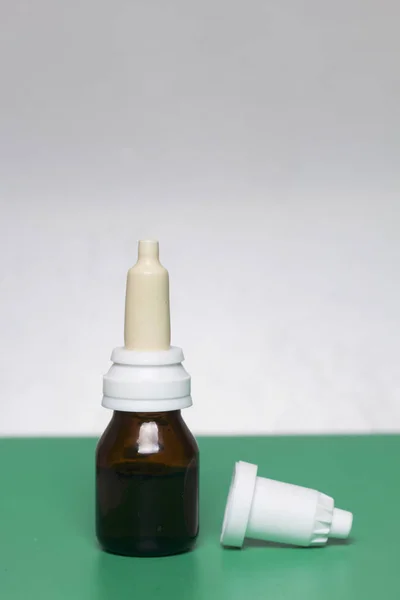 Nasale druppels staan op het oppervlak. Op een oppervlakte van groene kleur, op een witte achtergrond. — Stockfoto