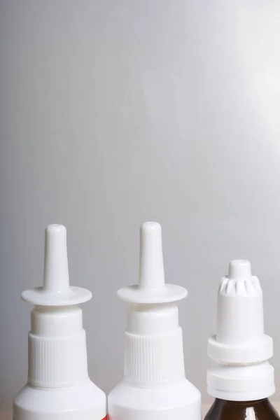 Nasale druppels en spray staan op het oppervlak. Op een witte achtergrond. — Stockfoto