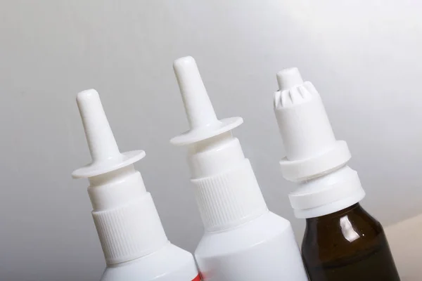 Burun damlaları ve sprey yüzeyde stand. Beyaz bir arka plan üzerinde.