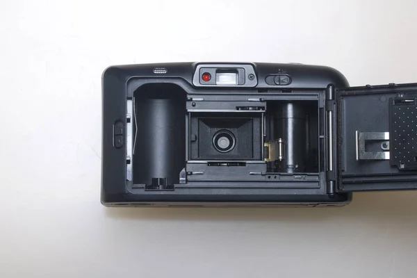 Vieja cámara semiautomática. Con una contraportada abierta. Se encuentra en una superficie blanca. Vista desde arriba . — Foto de Stock