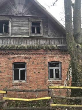 Eski terk edilmiş bir evde kırmızı tuğla yaptı. Camları kırık, yosun ve liken ile büyümüş çatıda eski kayrak.