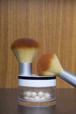 Altın vurgulayıcı topları açık bir kavanoza şeklinde. Bu seçeneğin yanında bir kozmetik olduğunu bunu uygulamak için fırçalar.