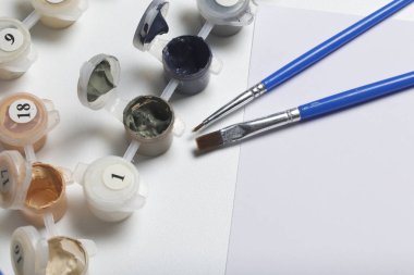 Boyalar, numaraları çizerek için. Çeşitli boya ile açık kaplardır. Püsküllü, bir kağıdın vardır.