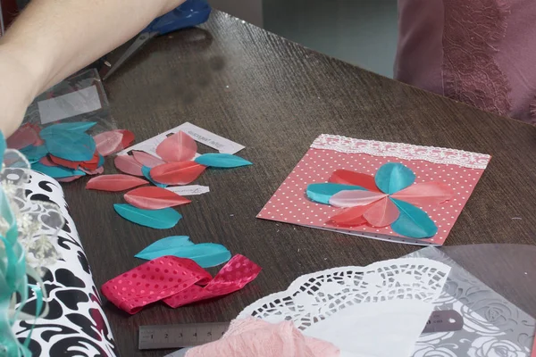 Menina Está Envolvida Fazer Cartões Felicitações Casa Utilização Papel Rendas — Fotografia de Stock