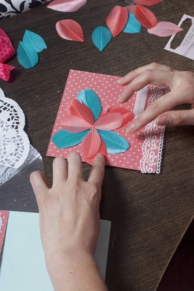 Chica Dedica Hacer Tarjetas Felicitación Casa Uso Papel Encaje Trenza — Foto de Stock