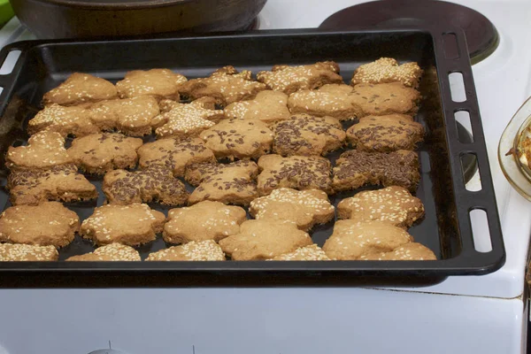 Preparation of homemade cakes. The finished cookie lies on the baking sheet. — Stock Photo, Image