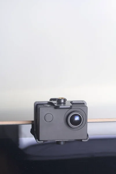 La caméra d'action est fixée sur la tablette. Sur fond blanc . — Photo