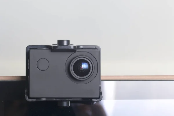 La caméra d'action est fixée sur la tablette. Sur fond blanc . — Photo