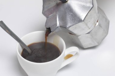 Barista Şofben kahve makinesi kahve bir fincan içine dökülen..