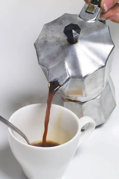 Barista nalévá kávu z kávovaru gejzír kávu do šálku. — Stock fotografie
