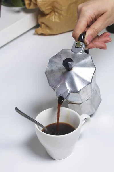 Barista nalévá kávu z kávovaru gejzír kávu do šálku. — Stock fotografie