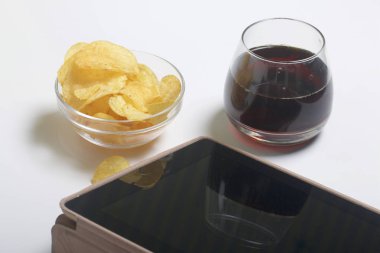 Bira ve cips. Tablet dur. Günün geri kalanı.