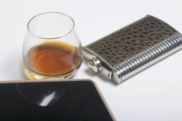 Whiskey in a glass and a flask. Next is a tablet. Rest of the day off. — Stock Photo, Image