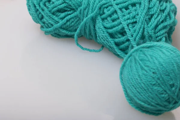 Tangle of thread for knitting emerald color on a white background. — Stock Photo, Image