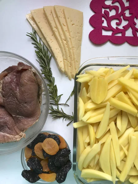 Bistecca con prugne secche e albicocche sotto formaggio. Per la cottura in forno con patate. Aggiunte spezie e rosmarino . — Foto Stock