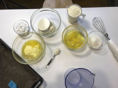 Bisküvi ruloları hazırlanması. Masada pişirme için malzemeler vardır.